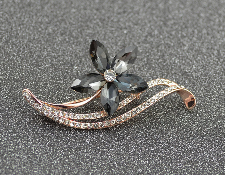 Five-leaf flower crystal brooch