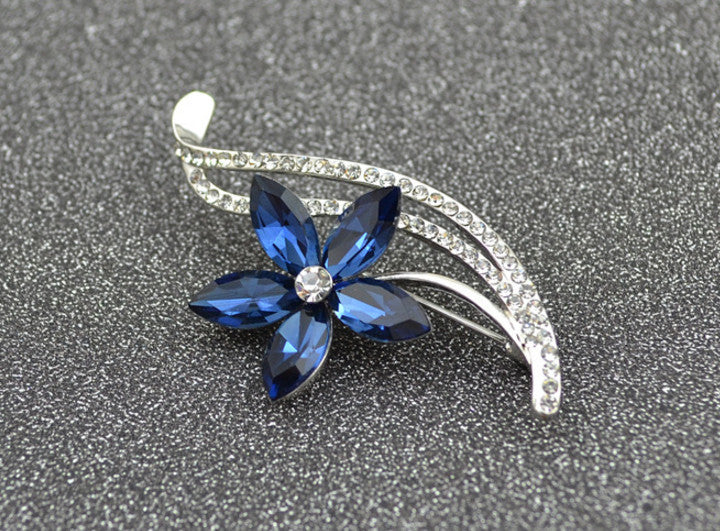 Five-leaf flower crystal brooch